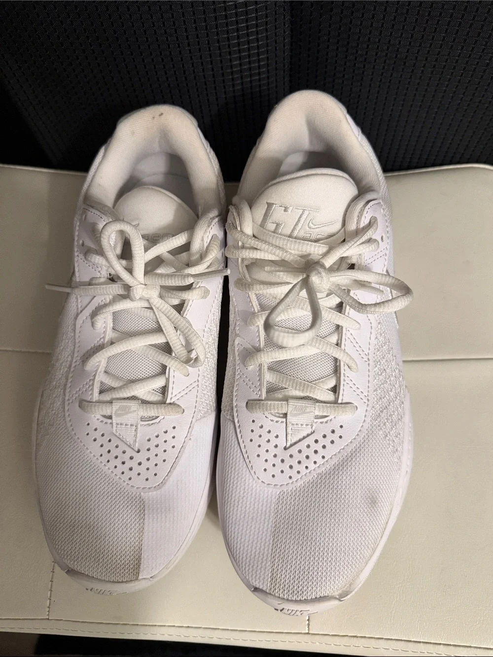 Nike Air Zoom GT Cut Academy sneakers in white Sz 8 Good condition